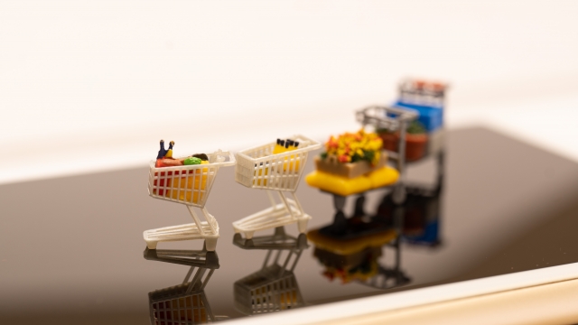 2台並んだショッピングカートのミニチュア