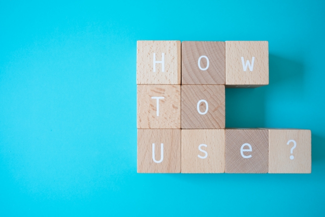 HowToUse?と印字された木製のブロック