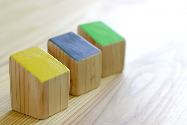 テーブルの上に置かれた3つの木製ブロック