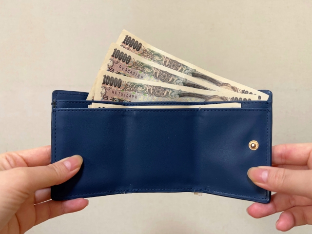 財布の中から出ている3万円