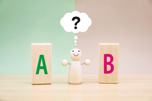 AとBどちらかにしようか悩んでいるマスコット