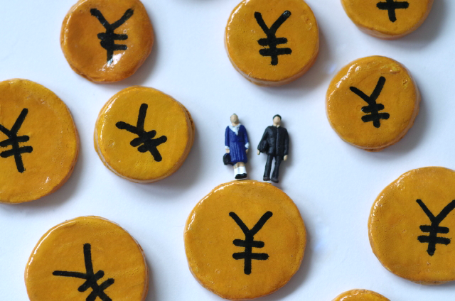 たくさんの円マークとミニチュアの学生