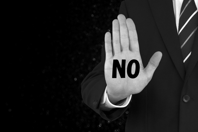 NOの文字が書かれた男性の手のひら