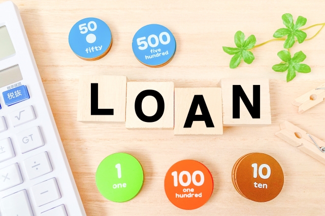電卓の横に置かれているLOANと印字されたブロック