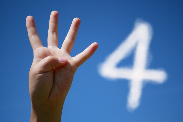 空に4と4本の指