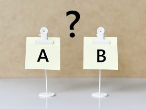 AとBの付箋とクエスチョンマーク