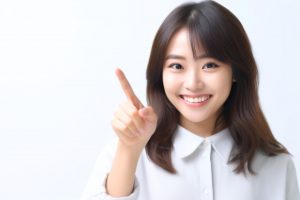 人差し指を立てる笑顔の女性