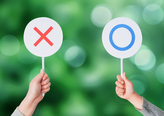 まるばつ棒を持つ手元