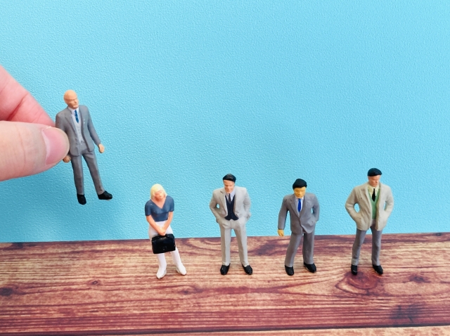 正面を向いた5体の人形