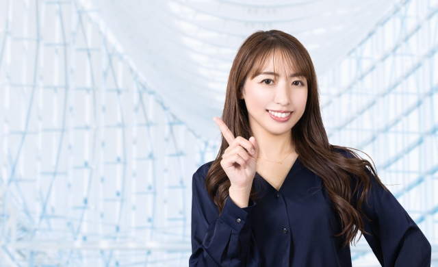 人差し指を立てる女性