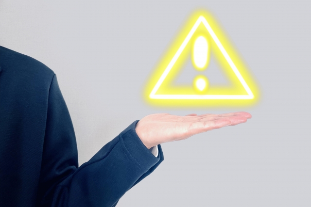 注意マークと男性の手