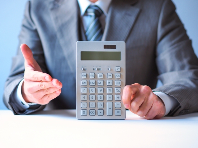 計算機を持つ男性