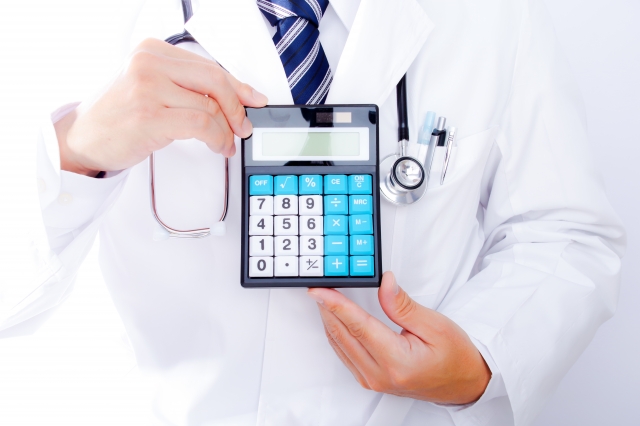 電卓を持つ医師