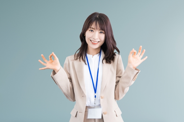 両手でOkマークをする笑顔の女性