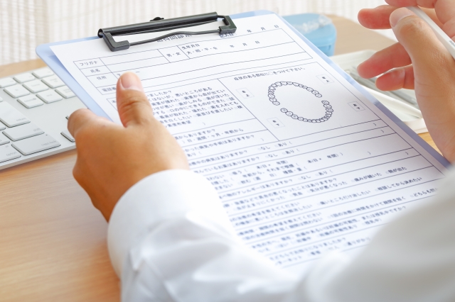 問診中の歯科医