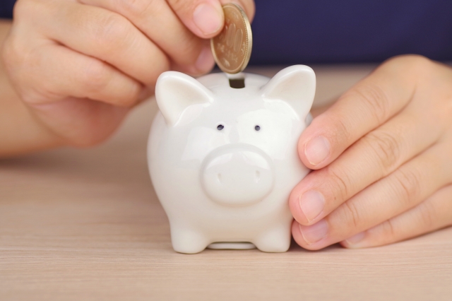 貯金箱にお金をいれる