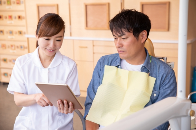 笑顔の歯科衛生士と患者 