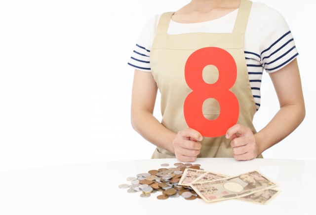 お金の前で8の数字を持つ女性