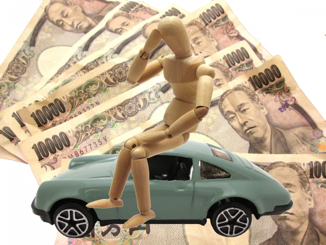 お金と車に悩む人体模型