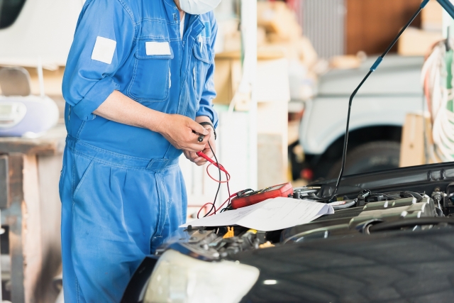 車検を行う男性