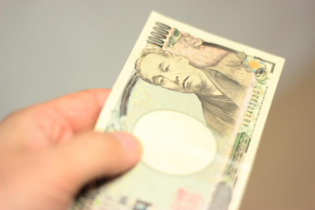 お金を受け取る手元