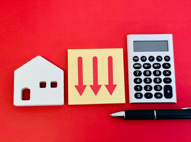 家と下向き矢印と電卓