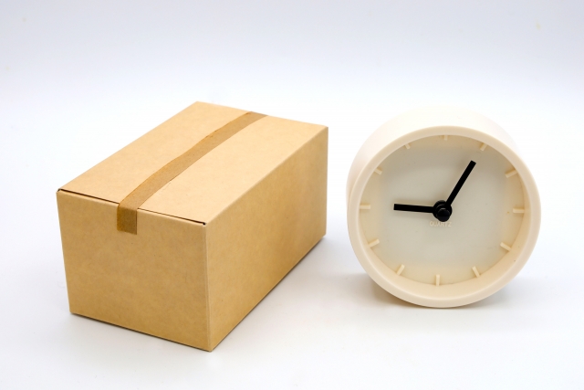 ダンボール箱と時計