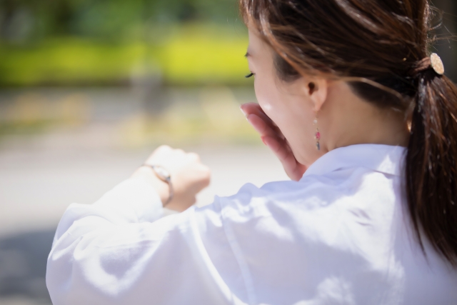 腕時計を見る女性