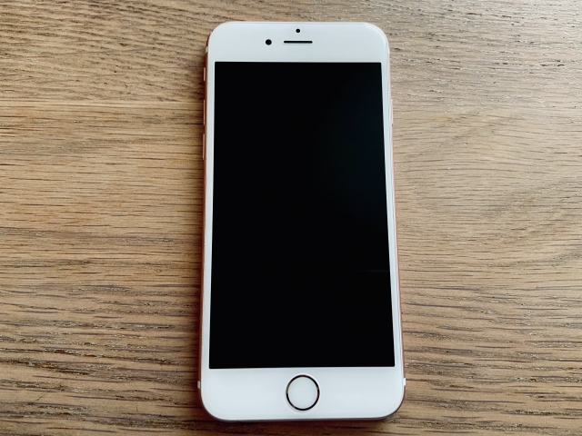 机の上のiphone